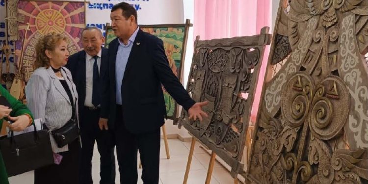 Ағаштан түйін түйген